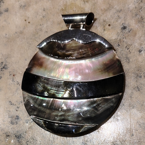 Vintage Circular Pendant With Abalone Shell - Picture 2 of 7